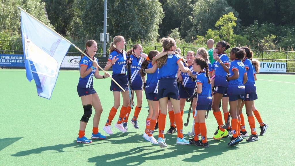 De hockeymeisjes vierden zaterdag hun feestje. (Foto: Fred Rotgans)