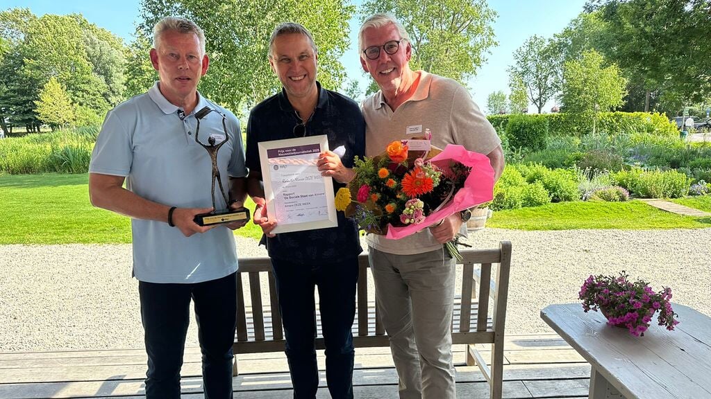 Marcel Beijer temidden van Ron Broertjes en Martin van Feggelen, uitgevers van Almere DEZE WEEK. (Foto: aangeleverd)