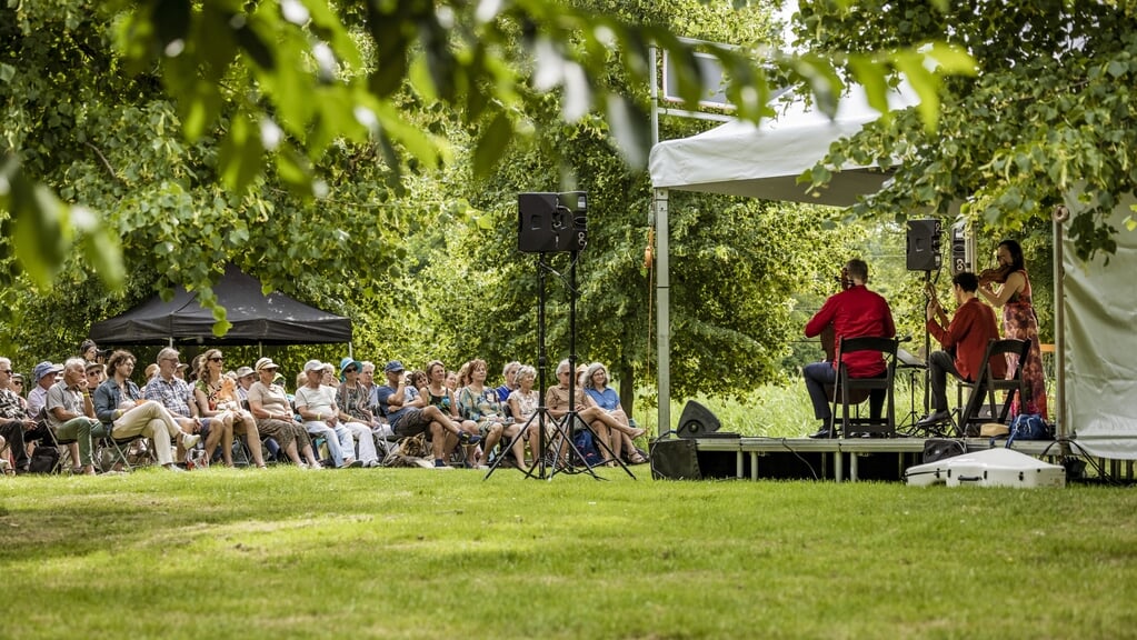 In het groen genieten van muziek (Foto: Foppe Schut)