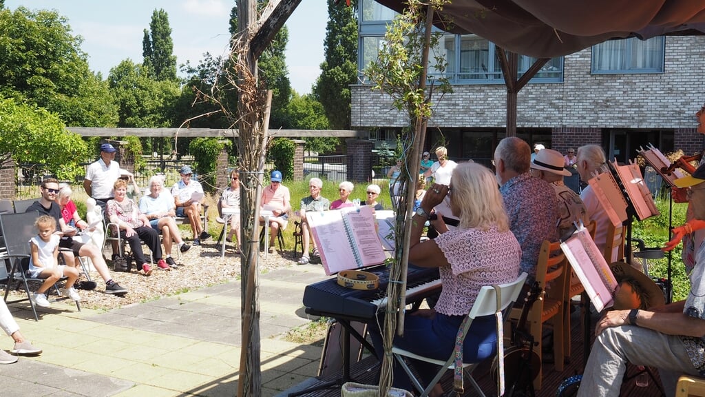 Zo’n 60 buurtbewoners kwamen af op het concert op de daktuin bij de Boomgaard (Foto: aangeleverd)