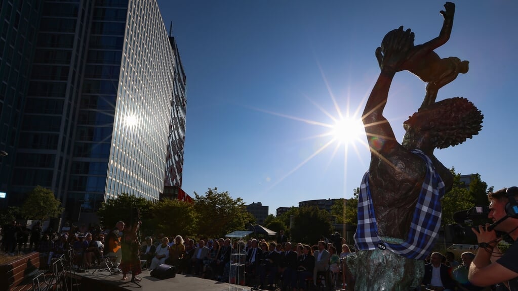 In het Mandelapark werd stilgestaan bij het slavernijverleden. (Foto: Fred Rotgans