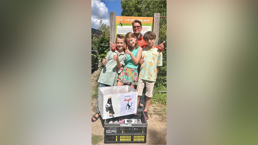 Rico (links) bracht de spulletjes naar stichting AAP (Foto: aangeleverd)