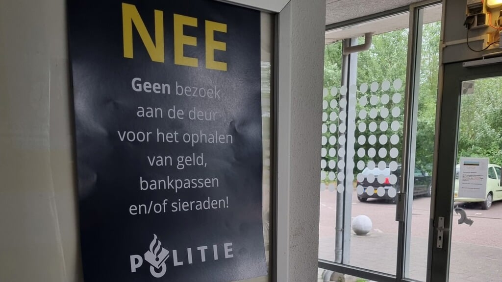 De wijkagent heeft in Haven posters opgehangen om mensen te waarschuwen voor nepagenten. (Foto: facebook.com/wijkagent.almere.haven)