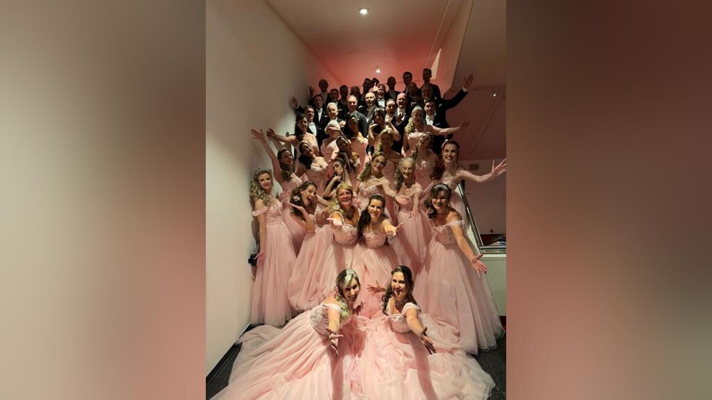 Deze Almeerse dansers deden mee aan de recente shows van André Rieu in Maastricht. (Foto: aangeleverd)