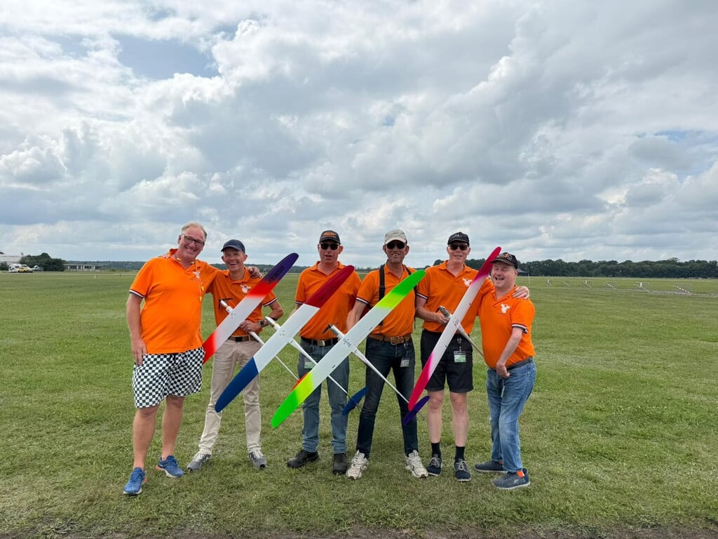 Robbert van den Bosch, Joris Crèvecoeur, Peet Doddema, Mark de Groot, Tjarko van Empel en Paul Beks van de Modelvliegtuigsport Vereniging Almere. (Foto: Paul Beks)