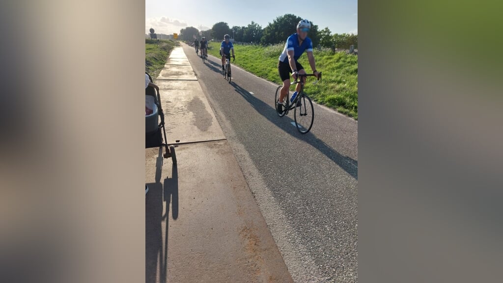 Het pad langs de Gooimeerdijk richting het surfstrand is alleen bestemd voor fietsers. Een inwoonster pleit voor een aparte strook voor wandelaars. (Foto: aangeleverd)