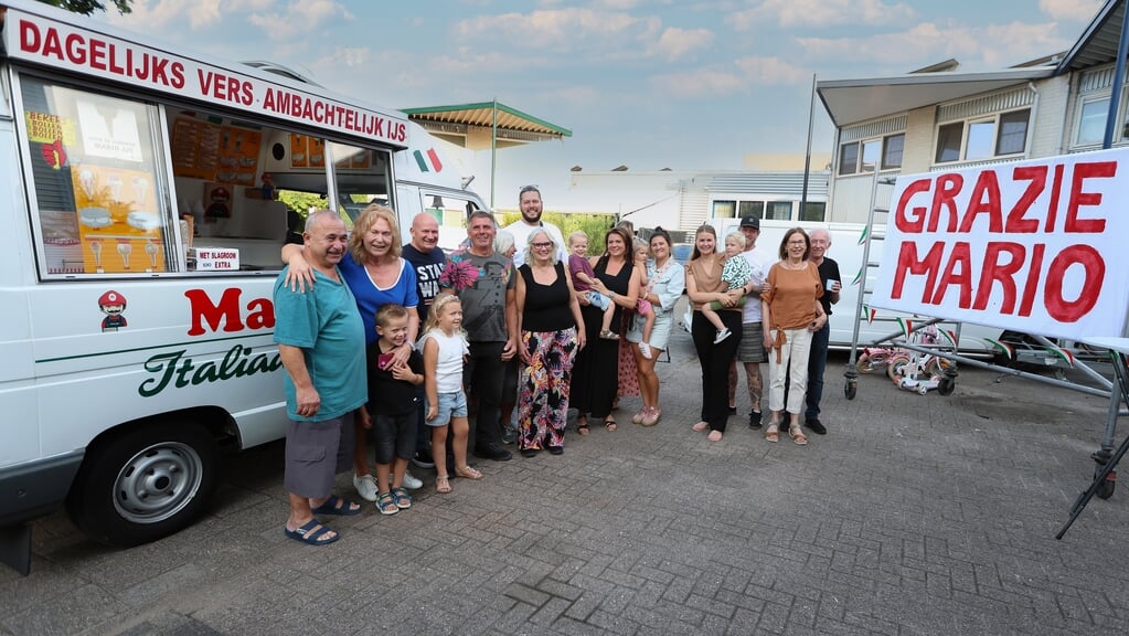 Bewoners uit de Molenbuurt organiseerden een supriseparty voor ijscoman Mario die met pensioen gaat. (Foto: Fred Rotgans)