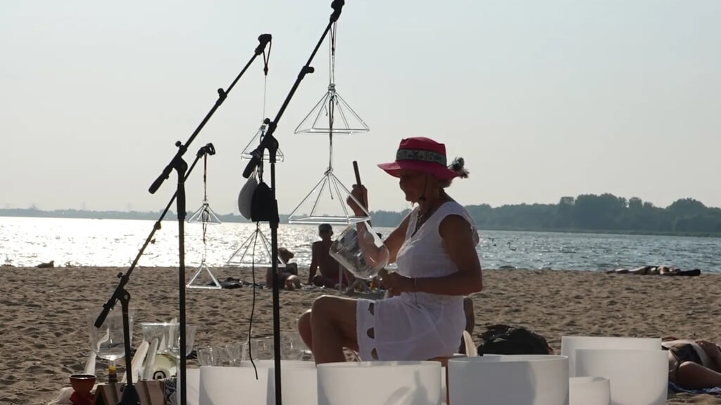 Marian Cornelisse gaf donderdag een klankconcert op het surfstrand in Haven. (Foto: aangeleverd)