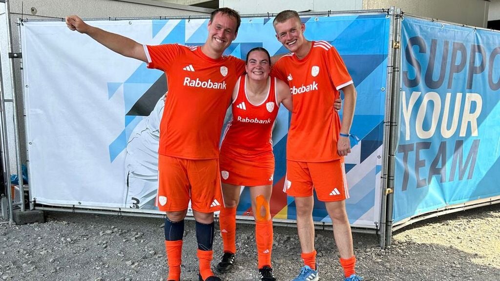 Rogier Blaas, Louise Dijkstra en Fabian Gosselink winnen met het Nederlandse Parahockeyteam zilver op het EK. 
(Foto: aangeleverd)