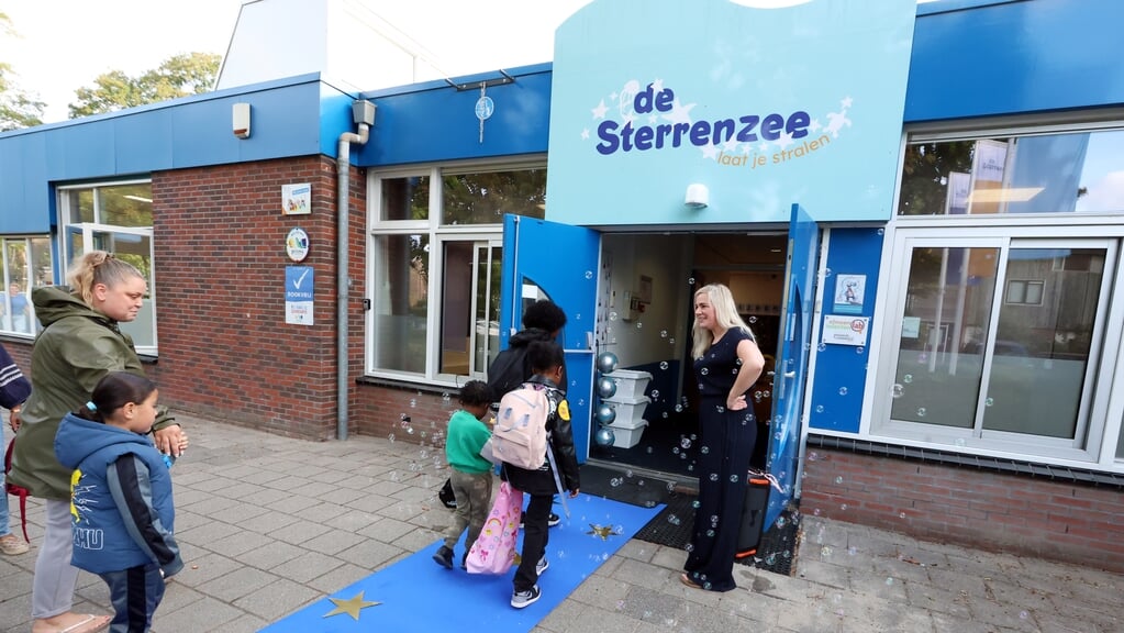 Naar school door een bellenblaasmuur (Foto: Fred Rotgans)
