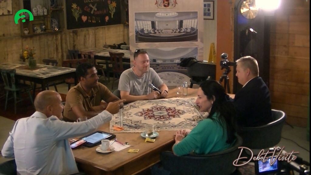 Presentator At Kasbergen (links) aan tafel met politieke gasten. (Foto: aangeleverd)