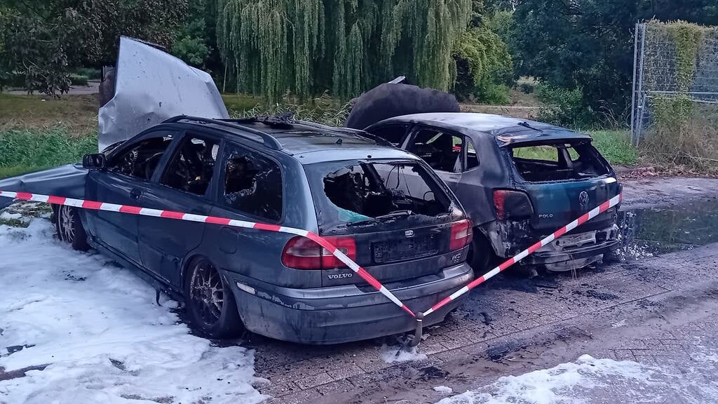 Twee auto's aan de J.G Waltherhof zijn uitgebrand. (Foto: aangeleverd)