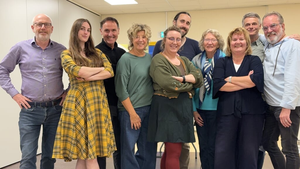 Het team van Het Klein Theater Almere tijdens de repetities. (Foto: aangeleverd)