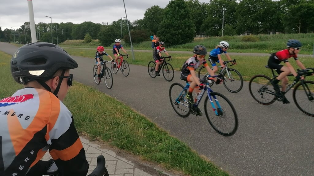 Stijn Beekman kijkt toe als Twan Schopman passeert (Foto: aangeleverd)