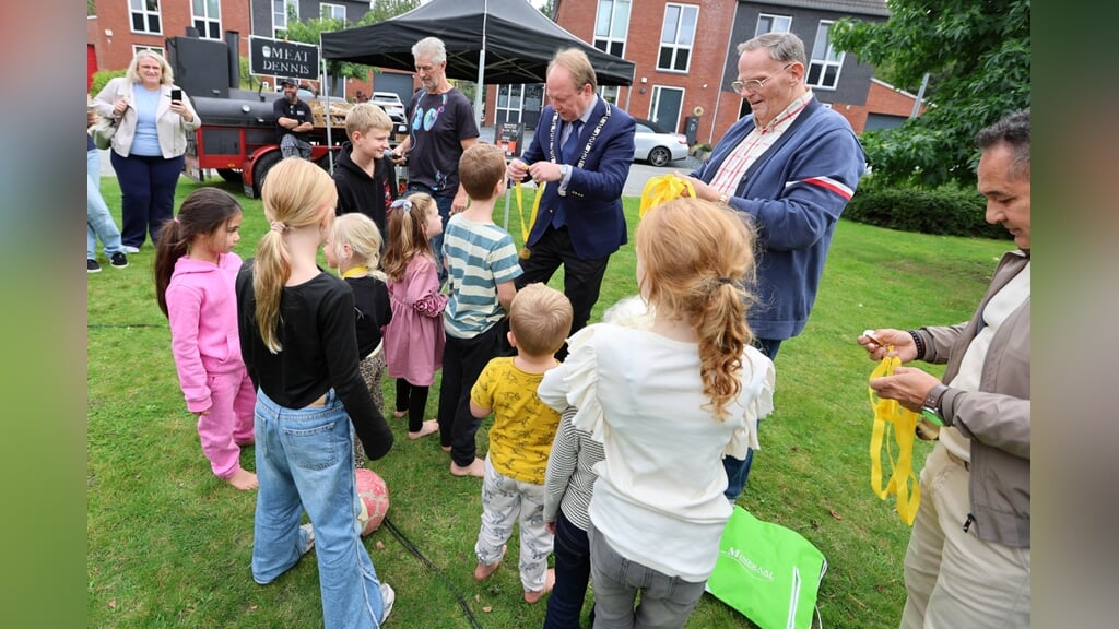 De kinderen uit de straat kregen medailles omgehangen door de burgemeester. (Foto: Fred Rotgans)