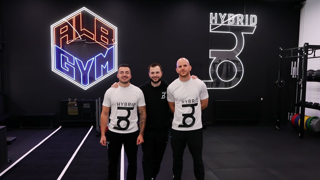 Coaches Mitchell, Pim en Maurice in de nieuwe lesruimte van ALB Gym en HybridHQ. (Foto: Fred Rotgans)