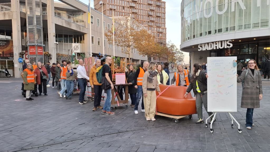 Een lange verhuisstoet trok vanaf De Voetnoot door het centrum naar de Kunstlinie. (Foto: Almere DEZE WEEK)
