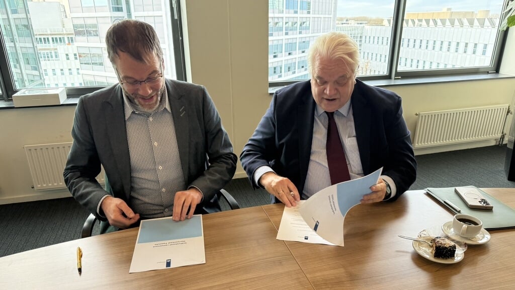 Thijs te Winkel van de belastingdienst en wethouder Kees Ahles tekenen het convenant (Foto: aangeleverd)