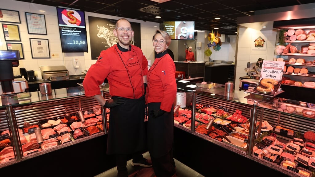 Er is extra werkruimte gecreëerd achter de winkel van slagerij Verhoef. (Foto: Fred Rotgans)