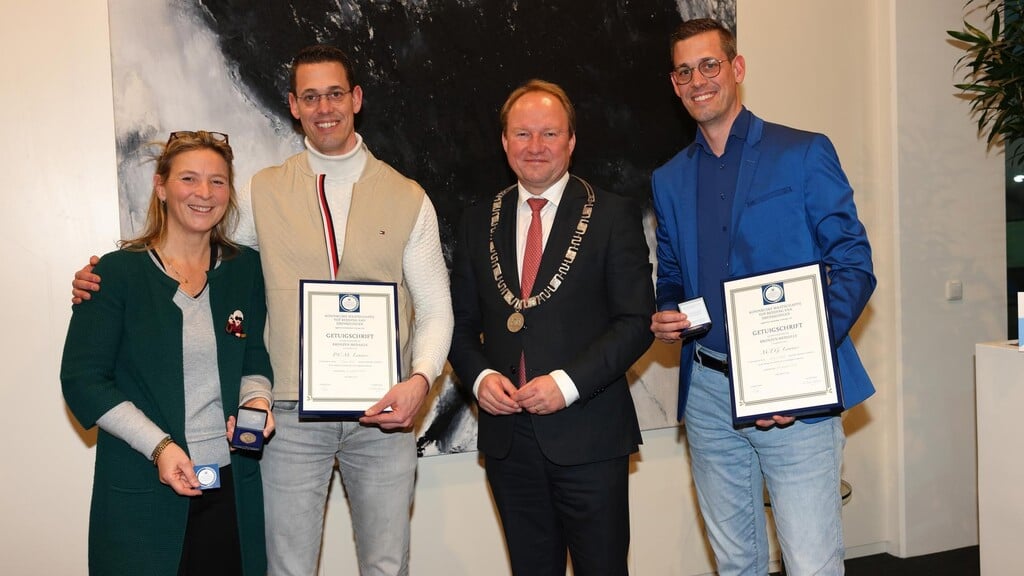 Christine Vlasman van de Koninklijke Maatschappij tot Redding van Drenkelingen, Maurice en Pascal Lammers en burgemeester Hein van der Loo. (Foto: Lex Beers Fotografie)