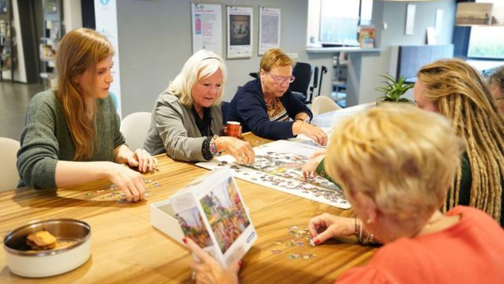 Ontmoetingscafé in bibliotheek Woudrichem