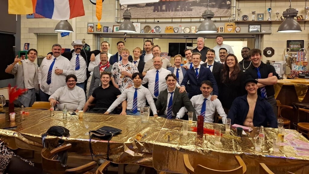 De Movember-maand werd bij Rugby Club Bulldogs Almere afgesloten met een fundraiser-avond. (Foto: RC Bulldogs Almere)