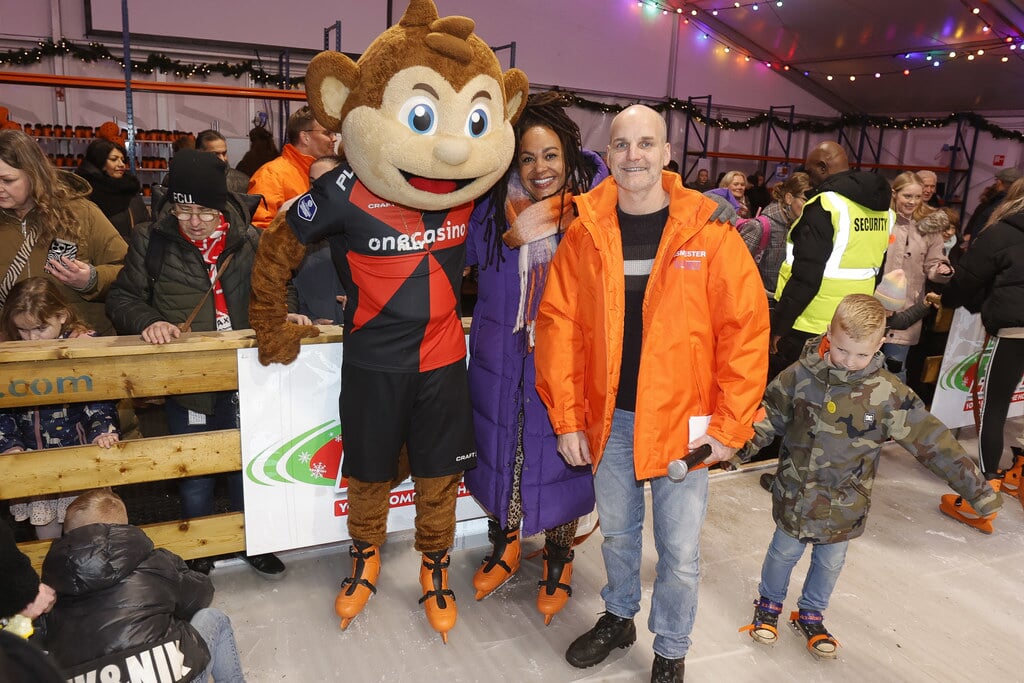 Ook vorig jaar opende Ally de Aap de schaatsban. (Archieffoto: Fred Rotgans)