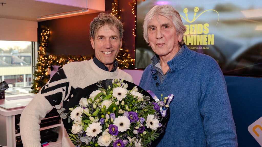 Hans Schiffers ontving de prijs uit handen van Felix Meurders (Foto: AVRO/TROS)