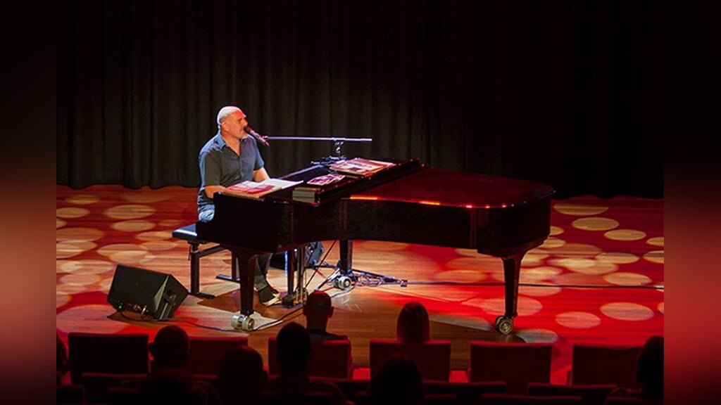 Alexander Broussard speelt Billy Joël