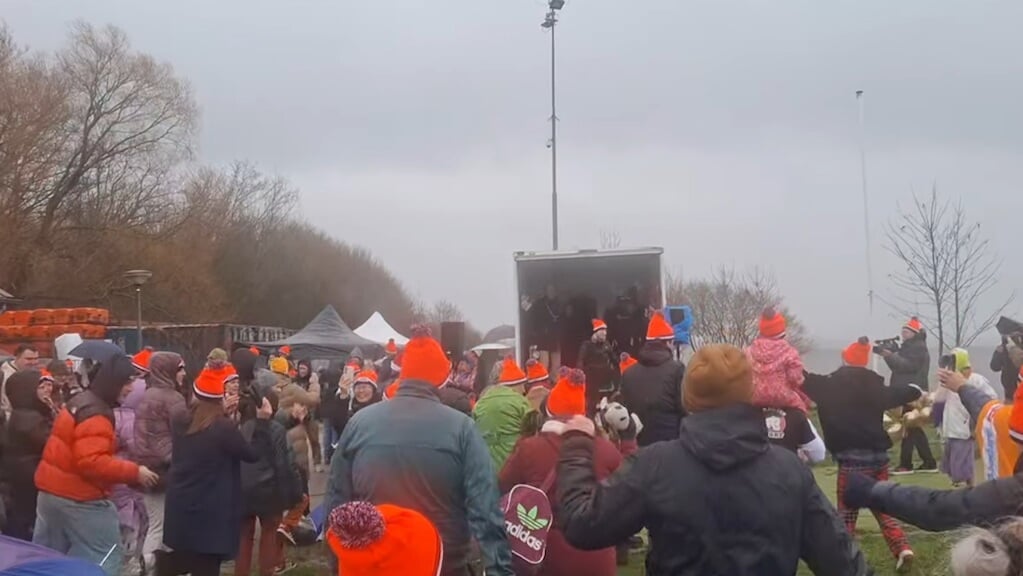 De gezamenlijke warm-up voorafgaand aan de duik. (Foto: Almere DEZE WEEK)