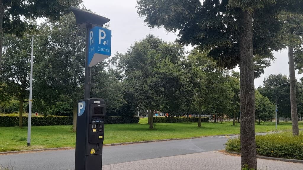 Het Almeers parkeerbeleid gaat op de schop. Of er een idealistisch of realistisch beleid komt is echter nog de vraag (Foto: Almere DEZE WEEK)