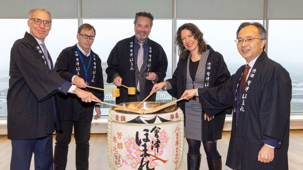 Traditionele Japanse Kagami Biraki-ceremonie bij opening hoofdkantoor Mitsubishi Logisnext Europe. Van links naar rechts: Chris van Voorden, Wesley Filby, Toon van Dijk, Maaike Veeningen en Kazumasa Saito