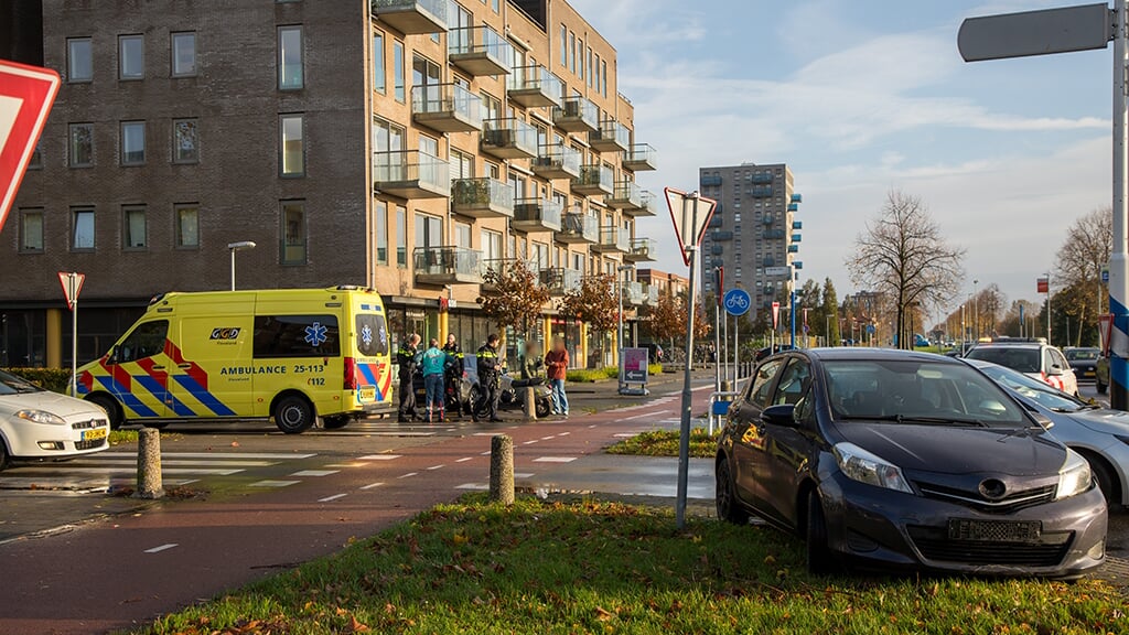 Op de kruising Evenaar/Atlasdreef vinden vaak aanrijdingen plaats. (Archieffoto: HV Almere)