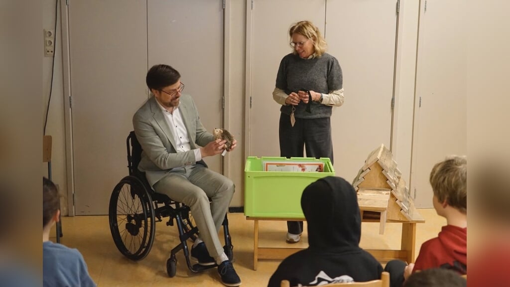 Wethouder Jesse Luijendijk en directeur-bestuurder Liesbeth Bronkhorst van Stad & Natuur met de leskist (Foto: aangeleverd)