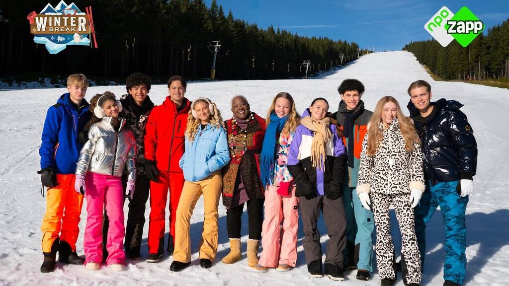 Almeerder Josedavid Mantel (derde van links) speelt Rico in de serie Winter Break. (Foto: NPO Zapp!)