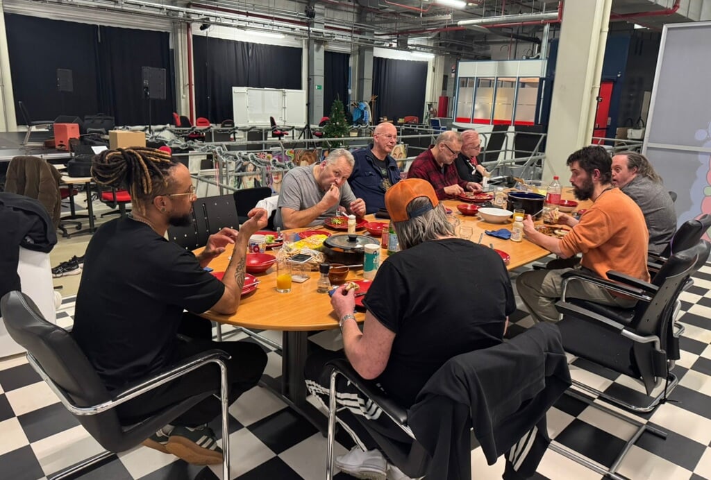 De creatievelingen van InnerCircle tijdens de gezamenlijke maaltijd op hun eigen locatie in de Creative Campus. (Foto: aangeleverd)