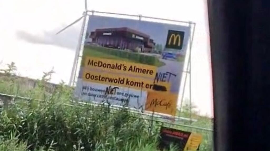 Het aankondigingsbord van McDonald's werd beklad door tegenstanders. (Archieffoto: aangeleverd)