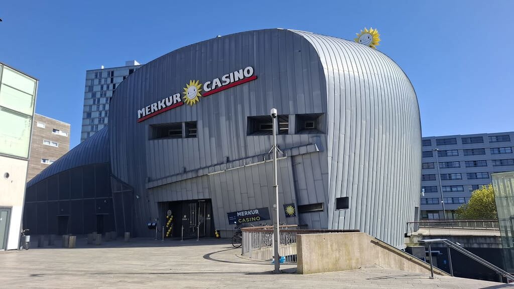 Met aanpassingen zou het markante gebouw aan de Koetsierbaan ruimte kunnen bieden aan een middelgroot podium. Verdere uitbreiding is voorlopig lastig, omdat een deel van het gebouw in gebruik is als casino. (Foto: Almere DEZE WEEK)
