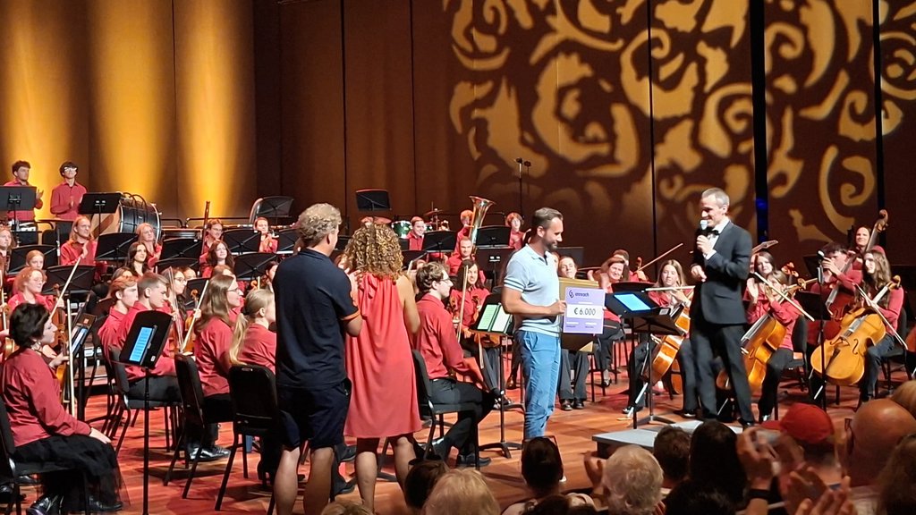 Het Almeerse bedrijf Enreach en het Rabobank Coöperatiefonds deelden tijdens het concert mee dat zij respectievelijk 6.000 en 10.000 euro bijdragen voor de aanschaf van nieuwe iPads voor de orkestleden. (Foto: Almere DEZE WEEK)
