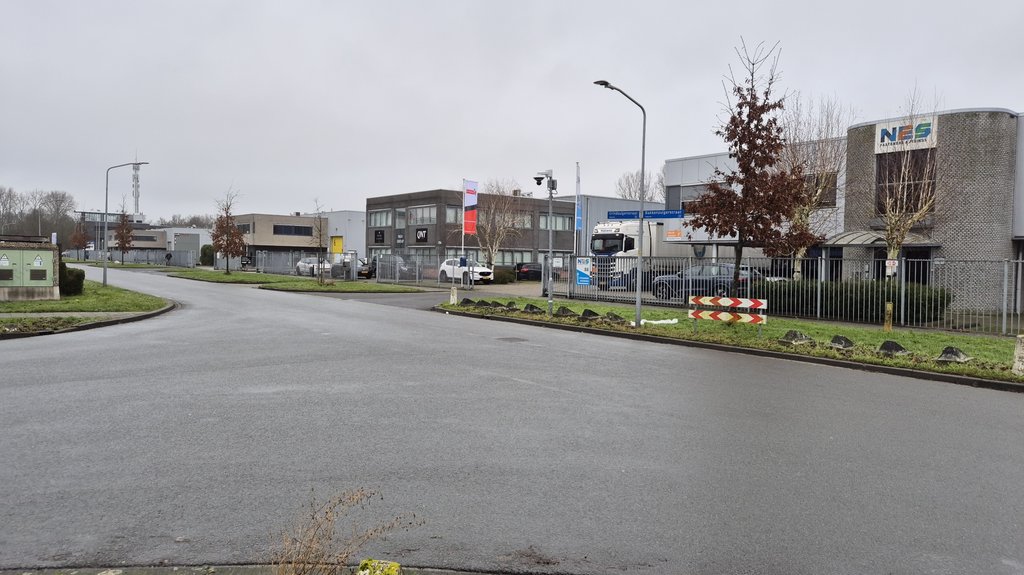 Op de T-splitsing aan het eind van de Splijtbakweg gebeuren veel ongelukken. Ondernemers zich graag drempels. (Foto: Almere DEZE WEEK)