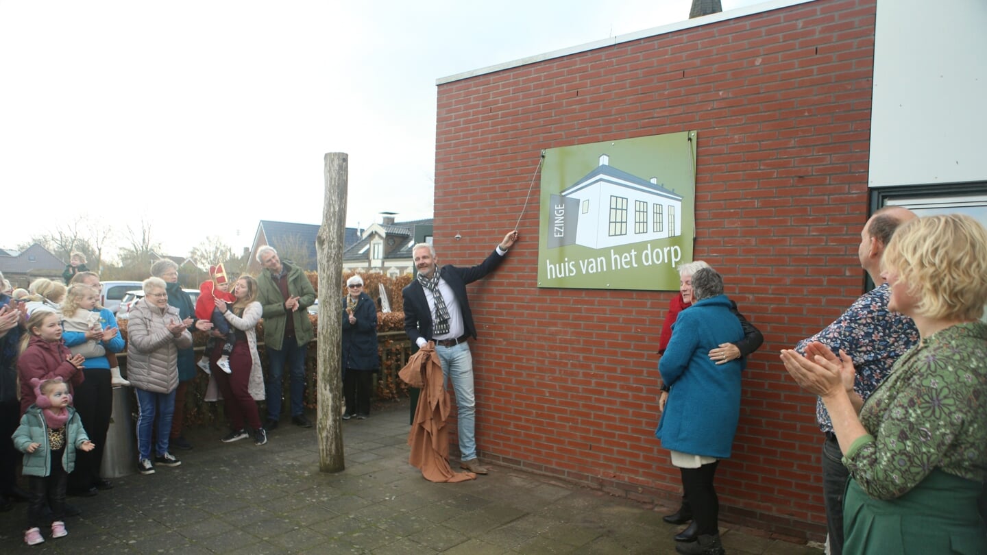 Wethouder Bé Schollema onthult het nieuwe gevelbord (foto Ronnie Afman).