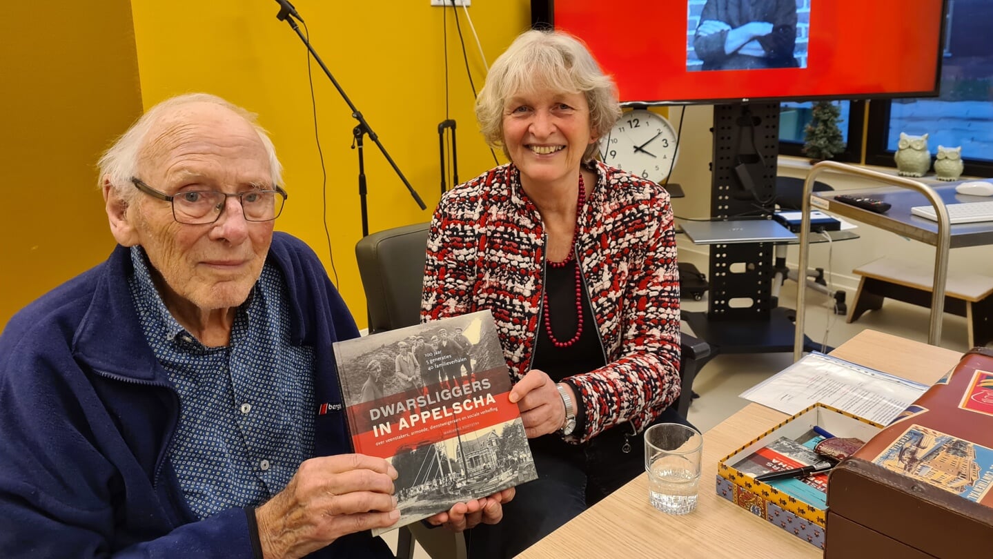 Wim en Marianne Kootstra met het boek ‘Dwarsliggers in Appelscha’. 