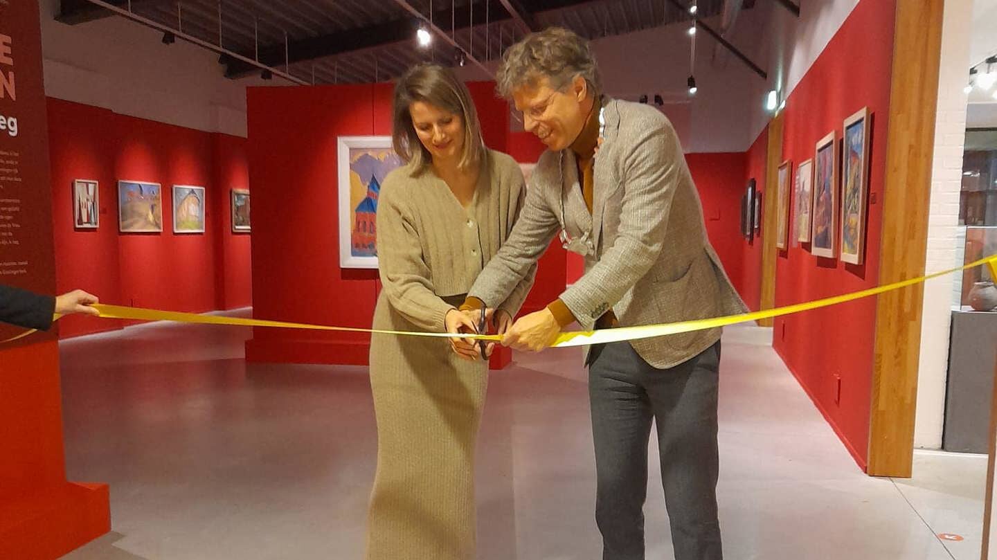 Museumdirecteur Elise van Ditmars en burgemeester Ard van der Tuuk openen de expositie. Foto: Museum Wierdenland. 