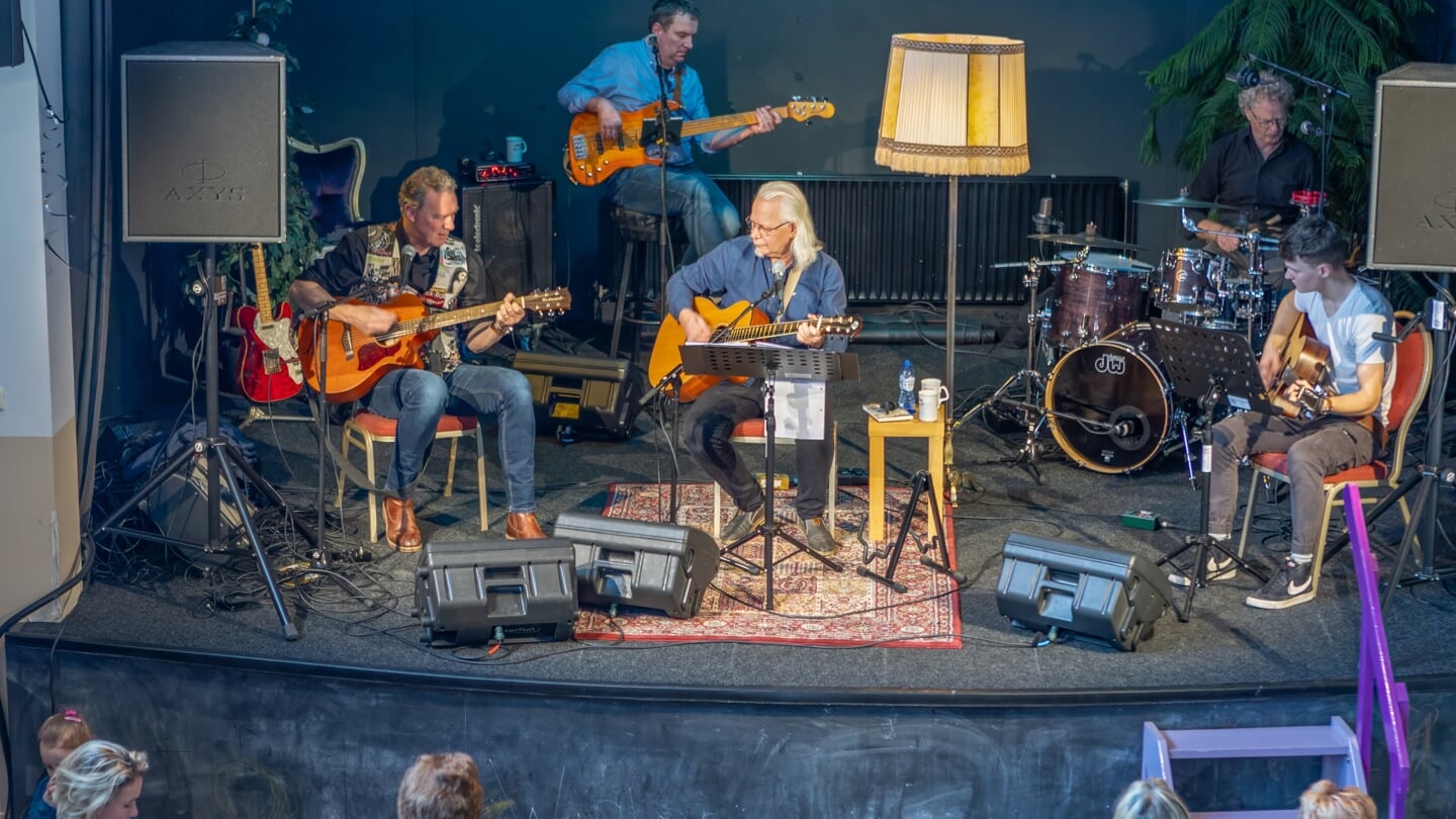 Herman Haan & Band in actie in het dorpshuis van Garsthuizen (foto Henk Hommes).