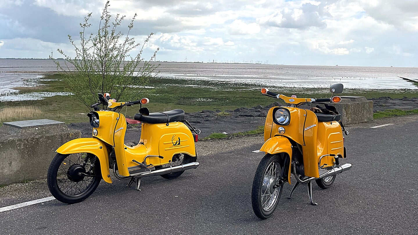 Oude Simson-bromfietsen. Ook deze exemplaren rijden mee in de toertocht.