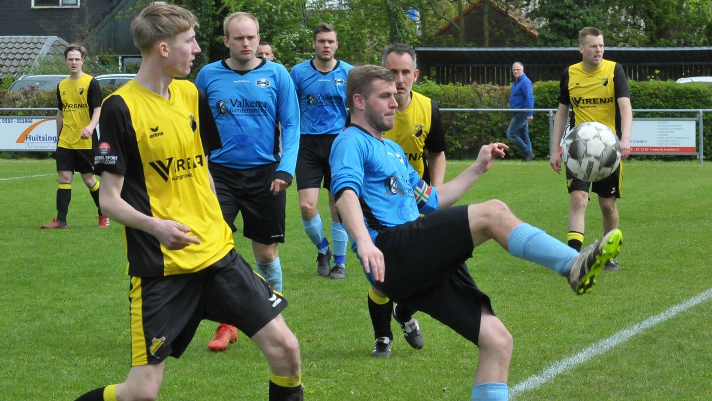 VVSV '09 probeert de bal te controleren, maar Stedum dringt aan.