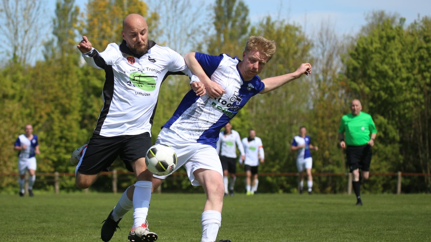 Elvis Hedzic en Bas Amsing zijn in een fel duel verwikkeld (foto Ronnie Afman).
