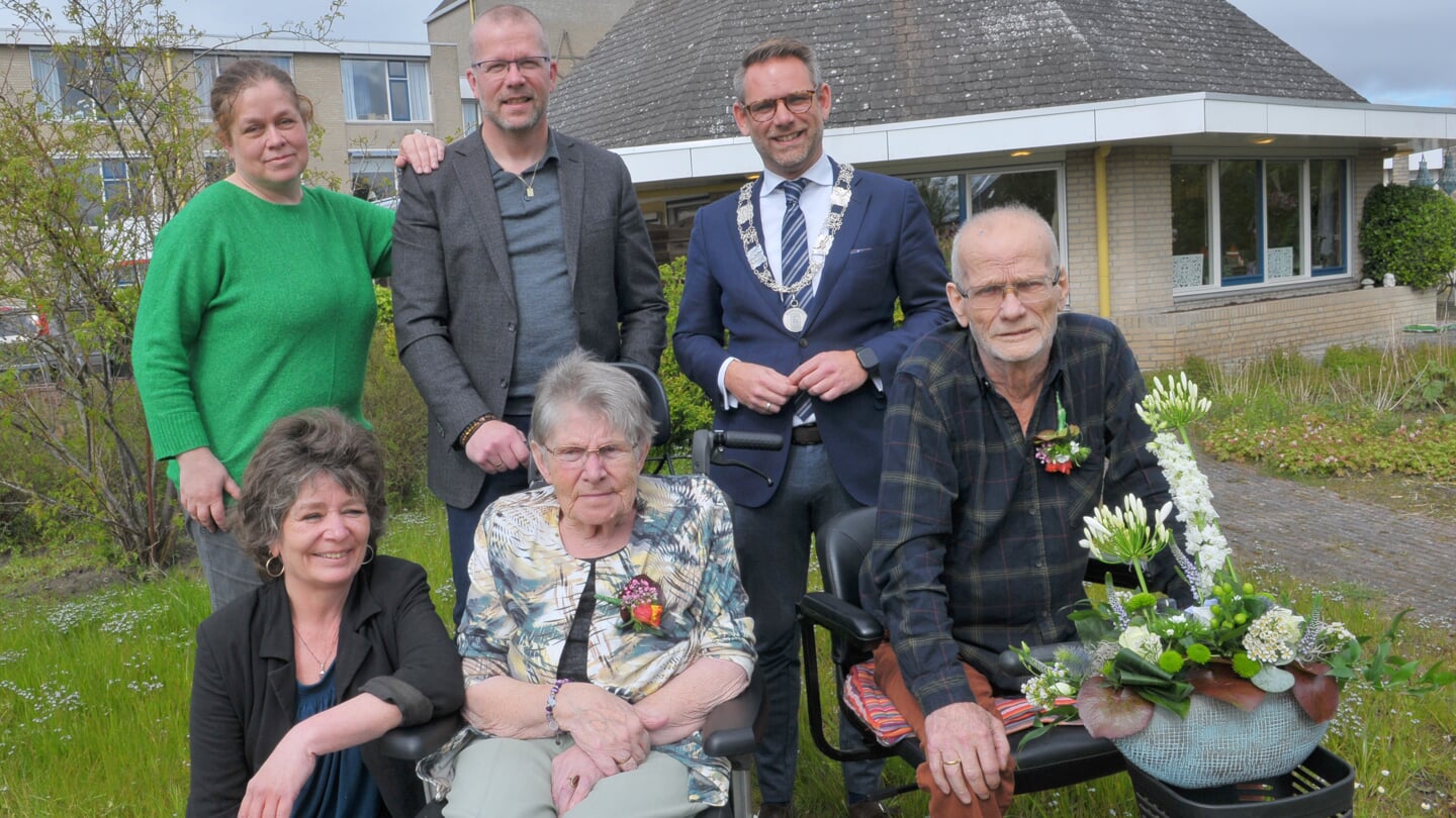 Het jubilerende echtpaar met familieleden én wethouder Stefan van Keijzerswaard. 