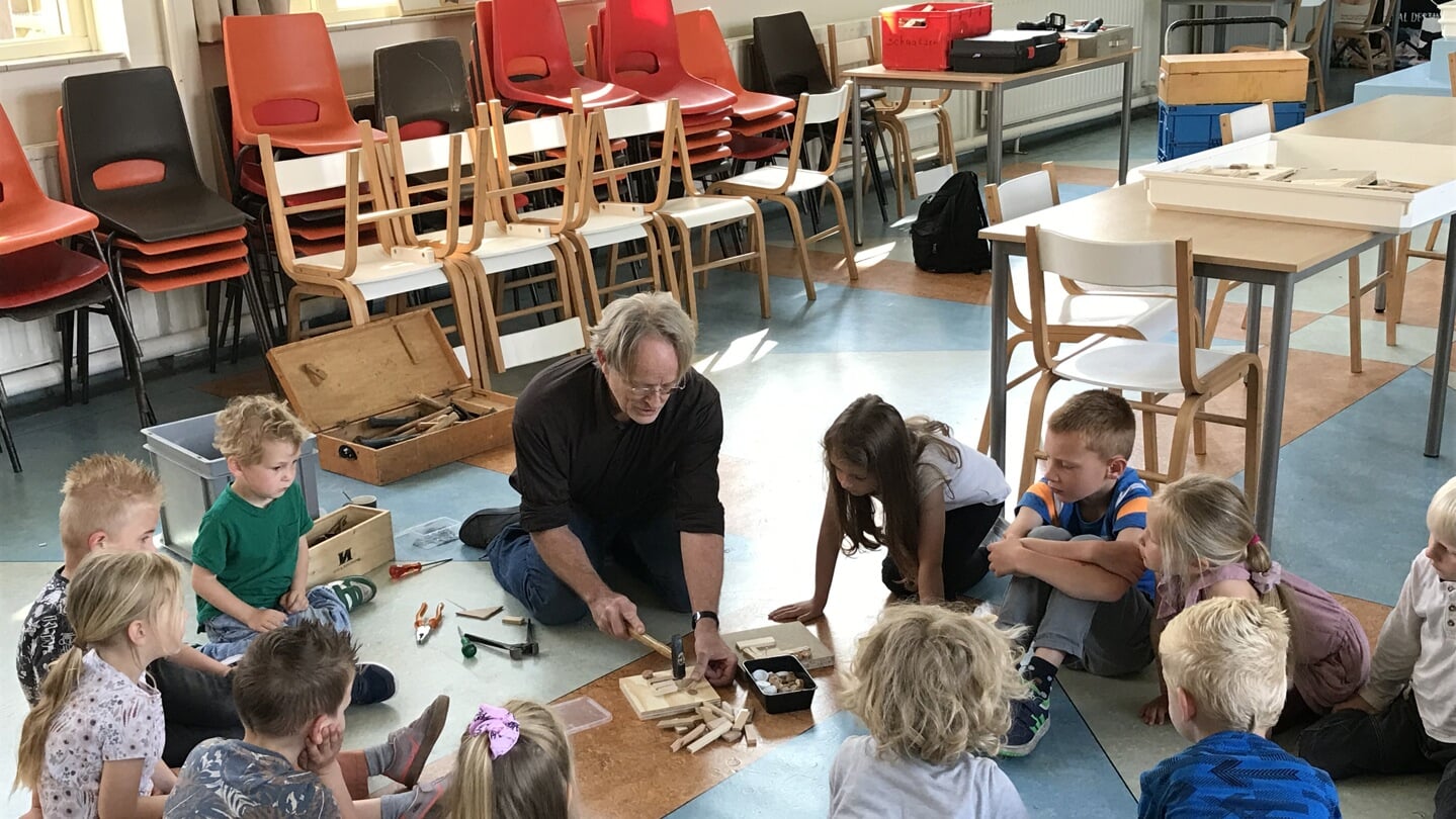 Johannes de Vries leert de leerlingen van de groepen een en twee timmeren.
