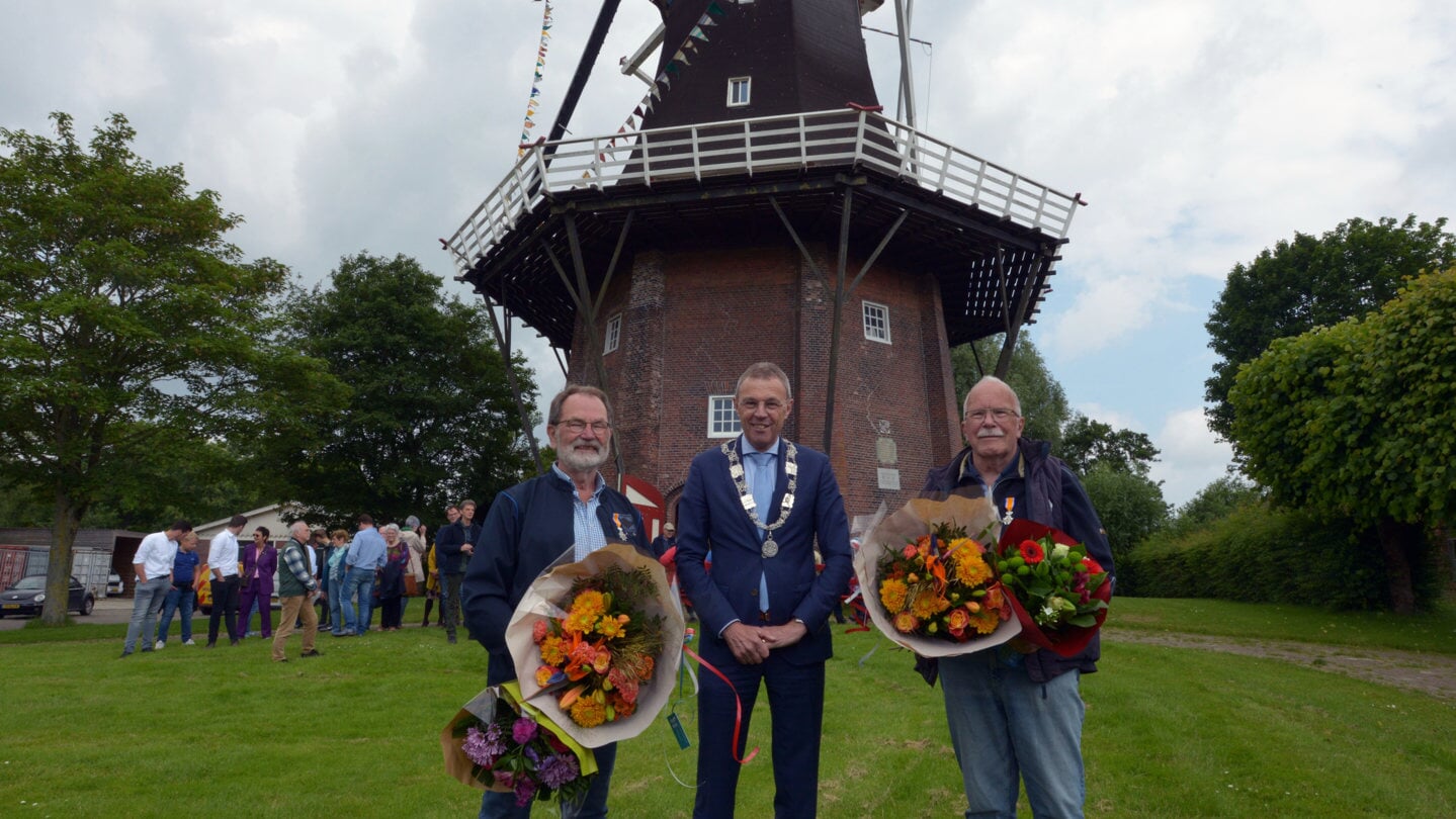 Burgemeester Bolding met de heren Doornbos en Huizenga.